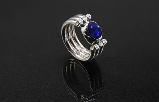 Ring mit 2ct Saphir-Cabochon, 0,18ct Diamant-Brillanten 750/- Weißgold