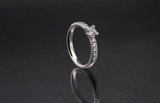 Ring mit 0,50ct Diamant-Princess und 0,3ct Diamant-Brillantbesatz in 750/- Weißgold