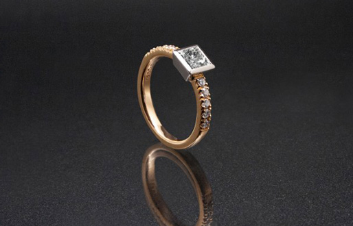 Ring mit 1,03ct Diamant-Princess und 0,3ct Diamant-Brillantbesatz in 750/- Gelb-/Weißgold