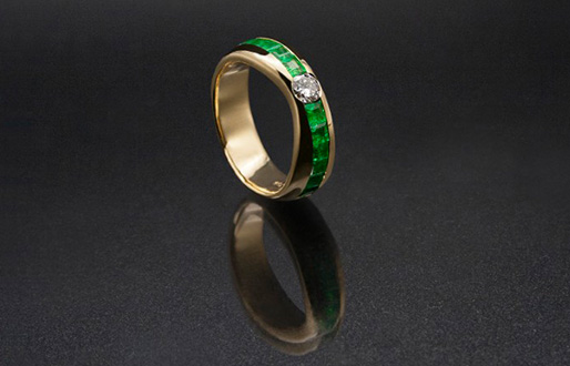 Ring mit Diamant-Brillant und Smaragd in 585/- Gelbgold